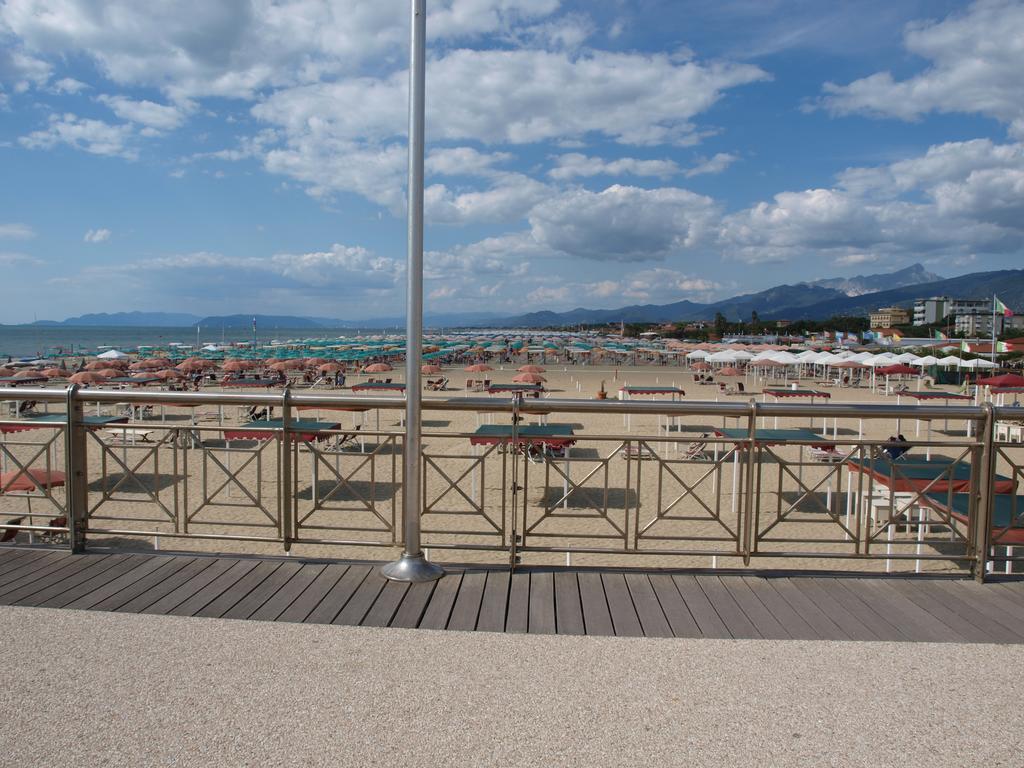 Il Pontile Holidays Apartment Марина ди Пиетрасанта Стая снимка